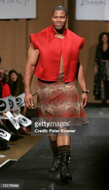 Giant Michael Strahan walks the runway at Johnnie Walker's "Dressed To Kilt 2007" fashion show at Capitale on April 2, 2007 in New York City.