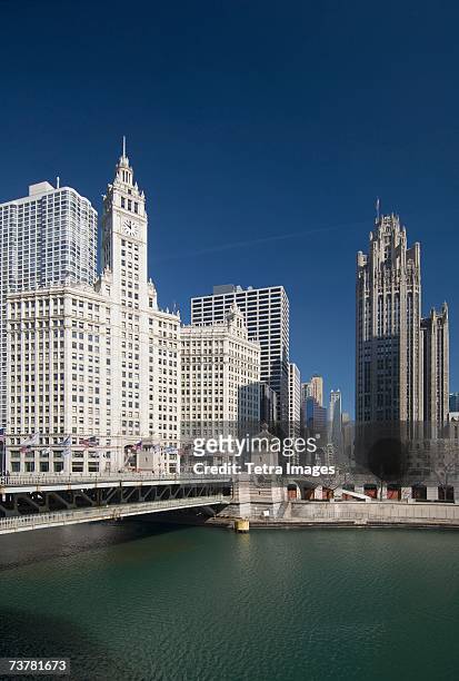 michigan avenue bridge with tribune tower and wrigley building chicago illinois usa - tribune tower stockfoto's en -beelden