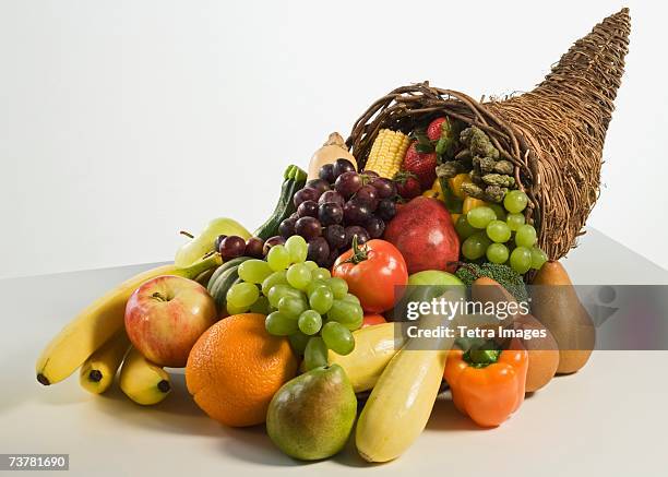 fruits and vegetables in cornucopia basket - hoorn des overvloeds stockfoto's en -beelden