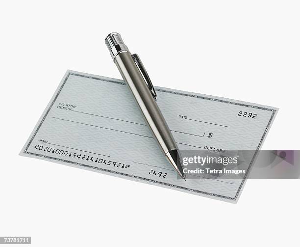 studio shot of blank check and pen - cheque fotografías e imágenes de stock
