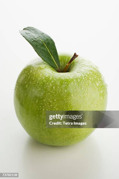close up of apple with water droplets - green apples stockfoto's en -beelden