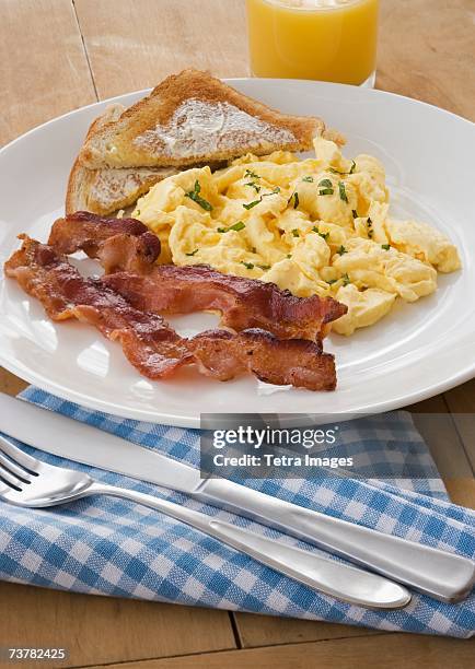 breakfast plate with eggs and bacon - bacon and eggs stock-fotos und bilder