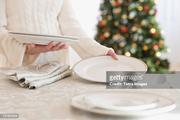 woman setting table at christmas - position fotografías e imágenes de stock
