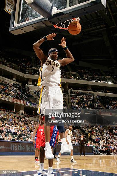 Jermaine O'Neal of the Indiana Pacers scores against the Detroit Pistons at Conseco Fieldhouse April 3, 2007 in Indianapolis, Indiana. NOTE TO USER:...
