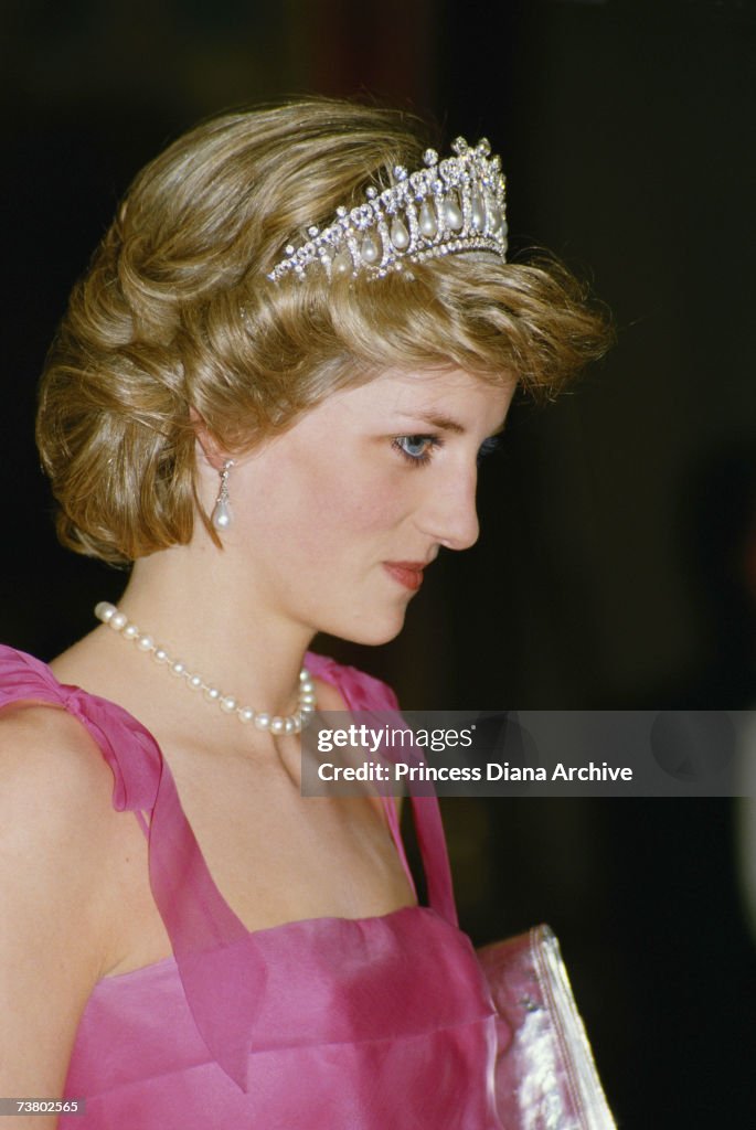 Princess Diana, wearing a pink Victor Edelstein gown and the Spencer ...