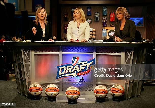 Draft analyasts Linda Cohn, Doris Burke and Nancy Lieberman provide analysis during the 2007 WNBA Daft at the Renaissance Cleveland Hotel April 4,...