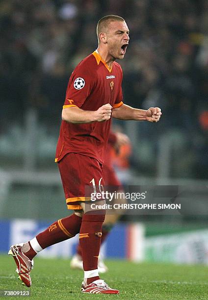 Roma's midfielder Daniele De Rossi celebrates after Rodrigo Taddei goal during their Champions League quarter-final, first leg, football match at the...