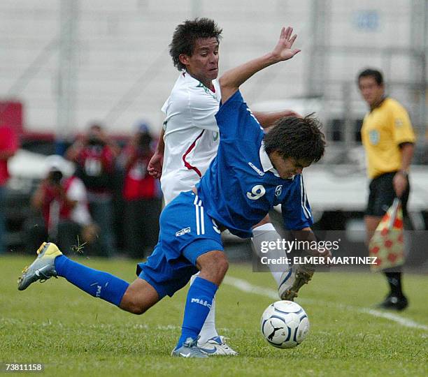 Tegucigalpa, HONDURAS: Andres Flores de la seleccion de futbol Sub-17 de El Salvador disputa el balon con Jose Aceves de Mexico, durante el...