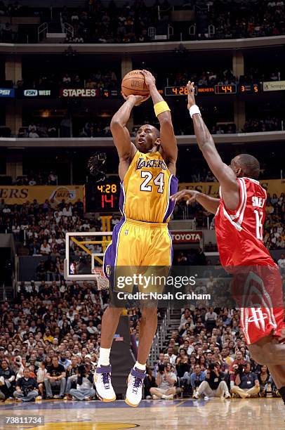 Kobe Bryant of the Los Angeles Lakers shoots against Kirk Snyder of the Houston Rockets during the game at Staples Center on March 30, 2007 in Los...