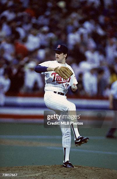 Frank Viola of the Minnesota Twins winds up a pitch during the 1987 World Series game against the St. Louis Cardinals on October 1987 at the Hubert...