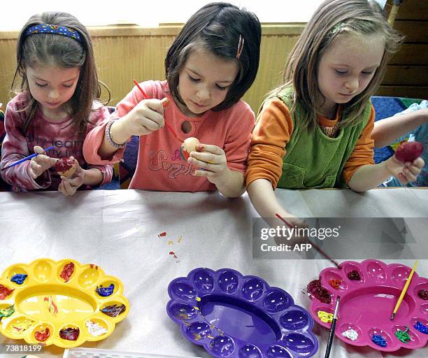 Banja Luka, BOSNIA AND HERCEGOVINA: Bosnian Orthodox children decorate easter eggs at a day-care center in the western Bosnian town of Banja Luka, 05...