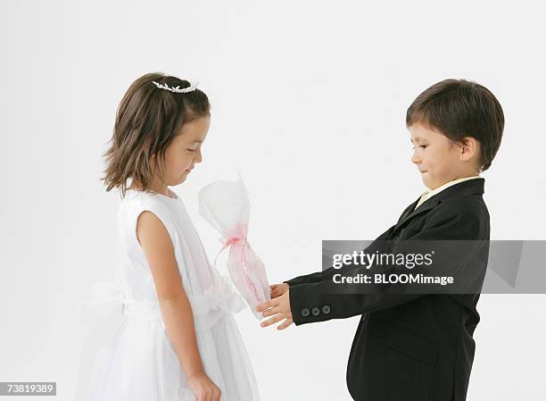 american asian girl who smiles with japanese boy ,wearing wedding dress - 2 jeunes timide fond blanc photos et images de collection