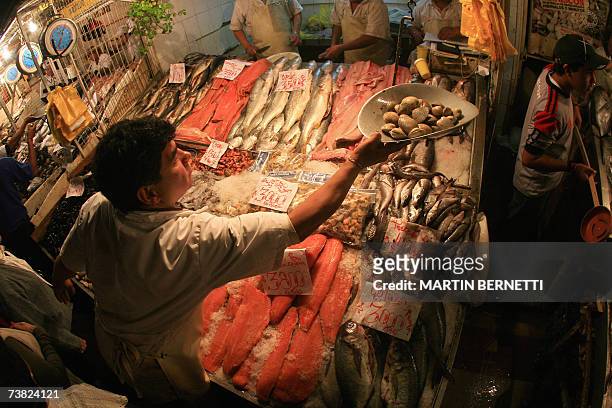 Un trabajadore de una de las varias pescaderias del Mercado Central atiende al publico en Semana Santa, en Santiago, el 05 de abril de 2007. Los...