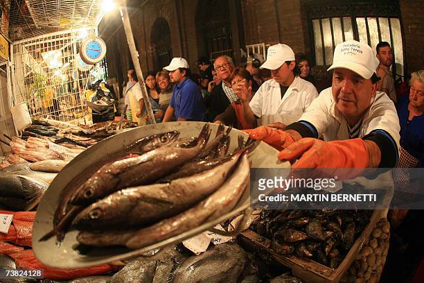 Trabajadores de una de las varias pescaderias del Mercado Central atienden al publico en Semana Santa, en Santiago, el 05 de abril de 2007. Los...