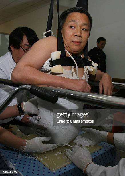 Experts of China Rehabilitation Research Center prepare to install an artificial abdominal cavity, as the underprop for artificial legs to Chinese...