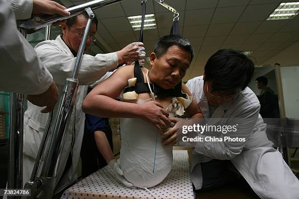 Experts of China Rehabilitation Research Center prepare to install an artificial abdominal cavity, as the underprop for artificial legs to Chinese...