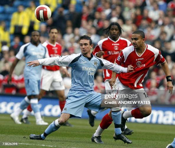 Manchester City's Stephen Ireland (L) ho Manchester City's Stephen Ireland (L) ho