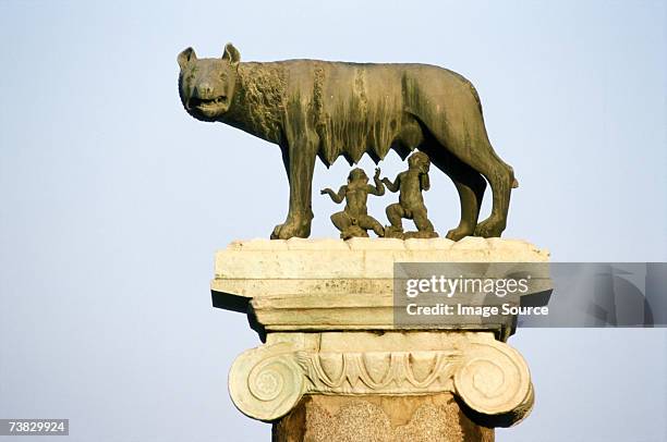 she-wolf, rome, italy - mythologie photos et images de collection