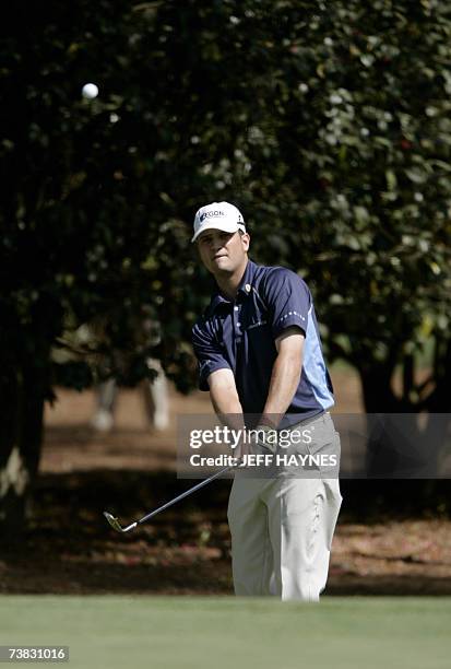 Augusta, UNITED STATES: Zach Johnson of the US pitches to the green on the10th hole 06 April, 2007 during the second round at the 71st Masters Golf...