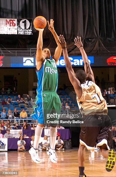 Chris Copeland of the Fort Worth Flyers shoots over Renaldo Major of the Dakota Wizards during the NBA D-League game on April 6, 2007 at the Bismarck...