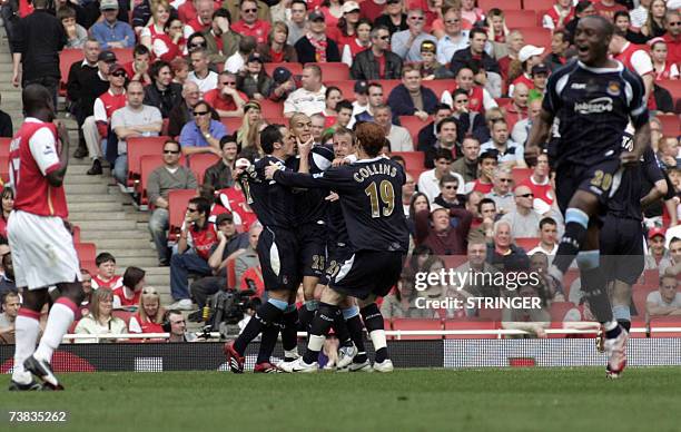 London, UNITED KINGDOM: West Ham's striker Bobby Zamora celebrates with team-mates after scoring at the end of the first half against Arsenal during...