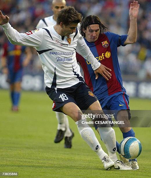 Barcelona's Lionel Messi vies with Zaragoza's Pique during a Spanish league football match at the Romareda Stadium in Zaragoza, 07 April 2007. AFP...