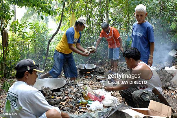 Siquijor, PHILIPPINES: TO GO WITH Philippines-religion-magic-witchcraft,sched-FEATURE by Karl Wilson Pedro "Endoy" Tumapon supervises the preparation...