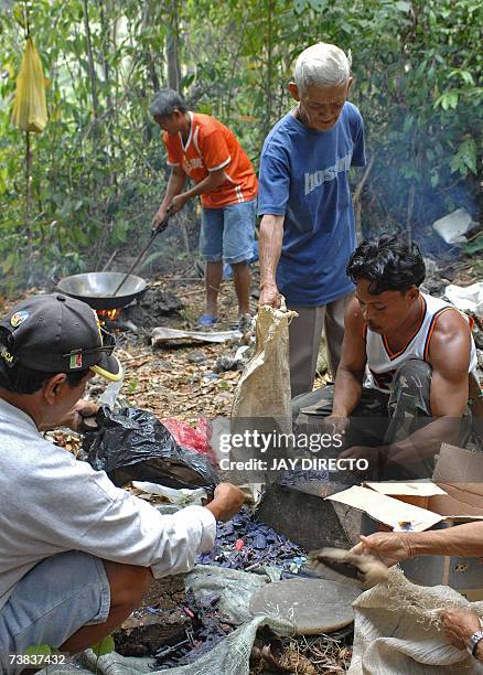 Siquijor, PHILIPPINES: TO GO WITH Philippines-religion-magic-witchcraft,sched-FEATURE by Karl Wilson Pedro "Endoy" Tumapon supervises the preparation...