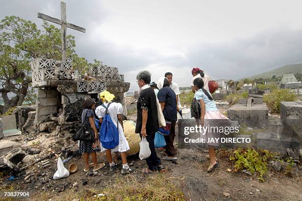 Siquijor, PHILIPPINES: Villagers and healers gather ashes from A tomb in Siquijor island cemetery, located in the central Philippines, 06 April 2007....