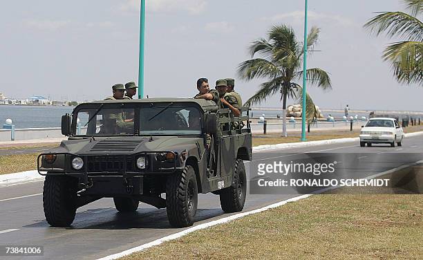 Soldados patrullan el malecon de la ciudad de Campeche, Mexico el 8 de abril de 2007. Presidentes de Colombia, Panama, Costa Rica, Nicaragua,...