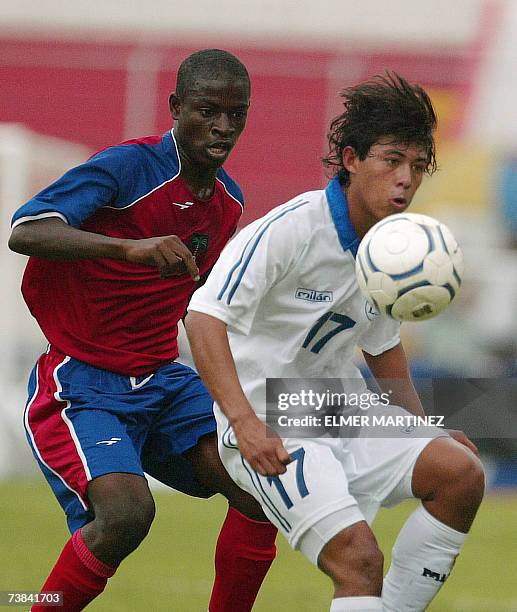 Tegucigalpa, HONDURAS: Gilberto Baires de El Salvador, disputa el balon con Samuel Alcine de Haiti, durante un partido del premundial Sub-17...