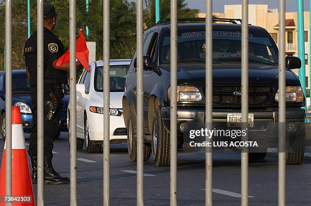 Un miembro de la policia Federal Preventiva controla el trafico en Campeche el 08 de abril de 2007. Presidentes de Colombia, Panama, Costa Rica,...