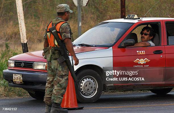 Un miembro del ejercito Mexicano controla el trafico en la entrada de la ciudad de Campeche el 8 de abril de 2007. Presidentes de Colombia, Panama,...