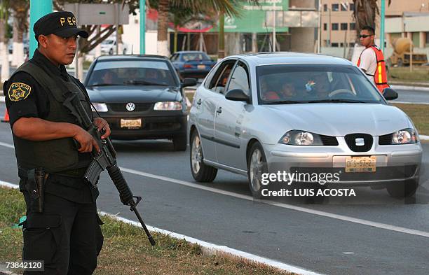 Un miembro de la policia federal preventiva vigila la ciudad de Campeche el 08 de abril de 2007. Los presidentes de Colombia, Panama, Costa Rica,...