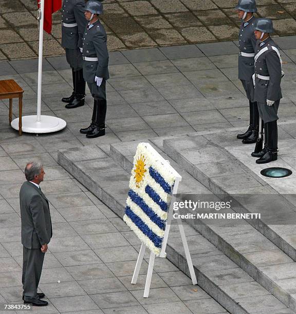 El presidente de Uruguay, Tabare Vazquez, deposita una ofrenda floral en el monumento al libertador Bernardo O'Higgins en la ciudad de Santiago, el...