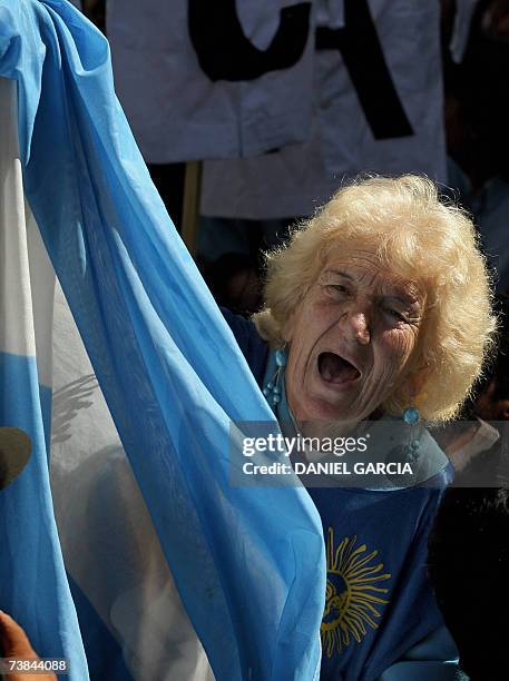 Buenos Aires, ARGENTINA: Una maestra agita una bandera argentina en el centro de Buenos Aires, el 09 de abril de 2007 durante un acto en repudio al...