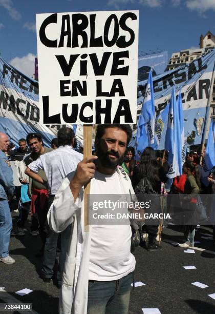 Buenos Aires, ARGENTINA: Un maestro sostiene una pancarta en el centro de Buenos Aires el 09 de abril de 2007 durante un acto en repudio al asesinato...