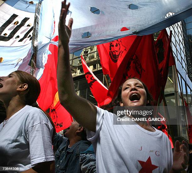 Buenos Aires, ARGENTINA: Militantes de la Juventud Guevarista cantan consignas contra la policia en el centro de Buenos Aires el 09 de abril de 2007...