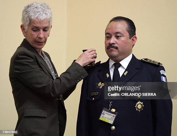 La ministra del Interior, Adela de Torrebiarte , coloca las insignias como comisionado general al director general de la Policia Nacional Civil ,...
