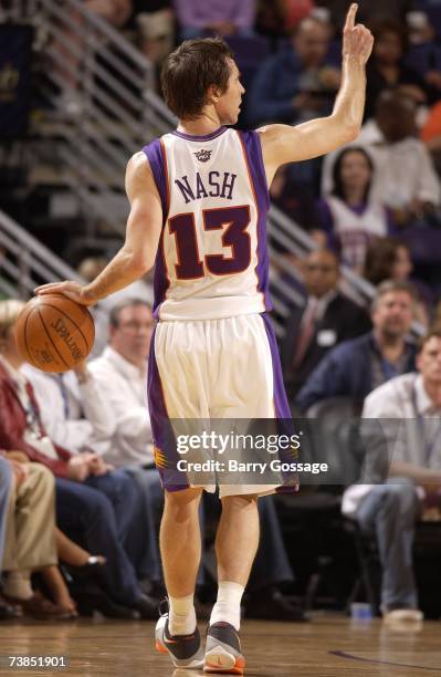 Steve Nash of the Phoenix Suns moves the ball against the Sacramento Kings during the game at US Airways Center on March 22, 2007 in Phoenix,...