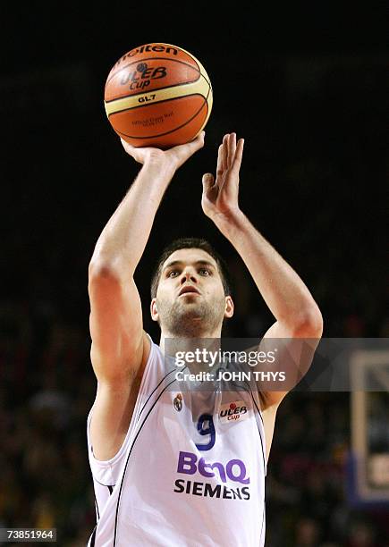 Real Madrid's Felipe Reyes scores a penalty against Lietuvos Rytas during their ULEB Cup Final match, 10 April 2007 in Charleroi, Belgium. AFP PHOTO...