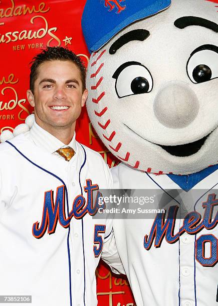 New York Mets third baseman David Wright poses with mascot Mr. Met at the unveiling of Wright's wax figure at Madame Tussauds on April 10, 2007 in...