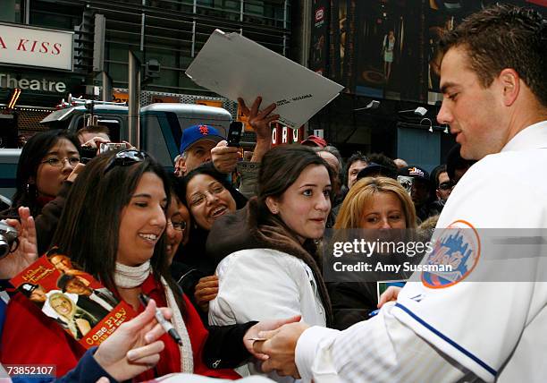 New York Mets third baseman David Wright signs autographs at the unveiling of his wax figure at Madame Tussauds April 10, 2007 in New York City.