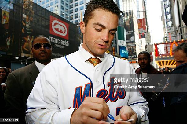 New York Mets third baseman David Wright signs autographs at the unveiling of his wax figure at Madame Tussauds April 10, 2007 in New York City.