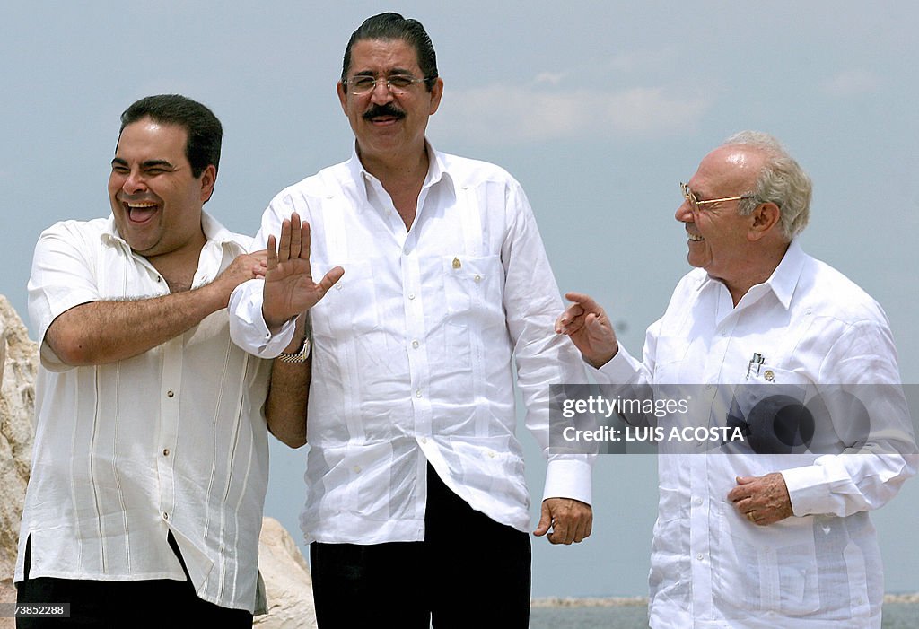 The presidents Antonio Saca (L) of El Sa...