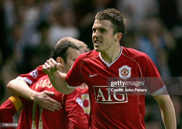 Michael Carrick of Manchester United celebrates Wayne Rooney scoring their third goal during the UEFA Champions League Quarter Final second leg match...