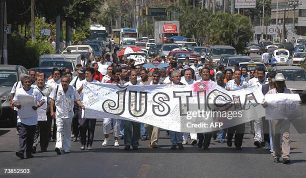 Around one hundred Mexican journalists march 10 April, 2007 along the port of Acapulco, Mexico, demanding the clearing up of the murder of Amado...