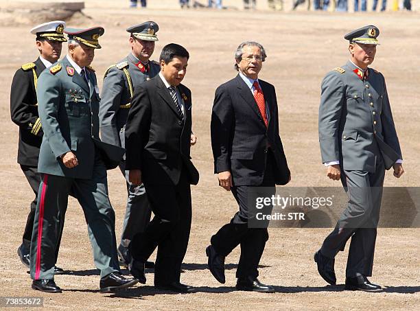 El comandante en jefe del Ejercito chileno Oscar Izurieta , el ministro de Defensa chileno Jose Goni , el ministro de Defensa boliviano Walker San...