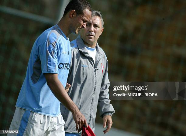 Bulgaria's former striker Hristo Stoichkov speaks to Brazilian Fernando Baiano in Vigo, 11 April 2007 during his first training session as the new...