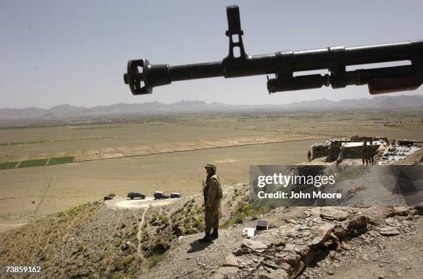 Pakistani Army soldier stands guard at a military outpost near Wana April 11, 2007 in Pakistan's South Waziristan tribal area near the Afghan border....